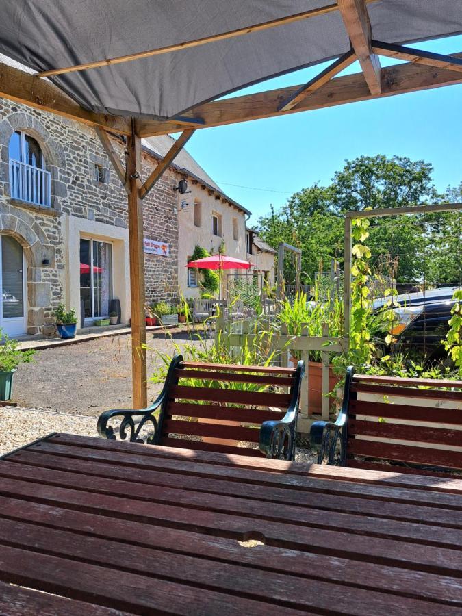 Bed and Breakfast Le Petit Dragon Plumaudan Екстер'єр фото